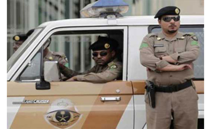 الشرطة تلقي القبض على امرأة قامت بأفعال مريبة وتسببت في تعطيل المرور بجدة